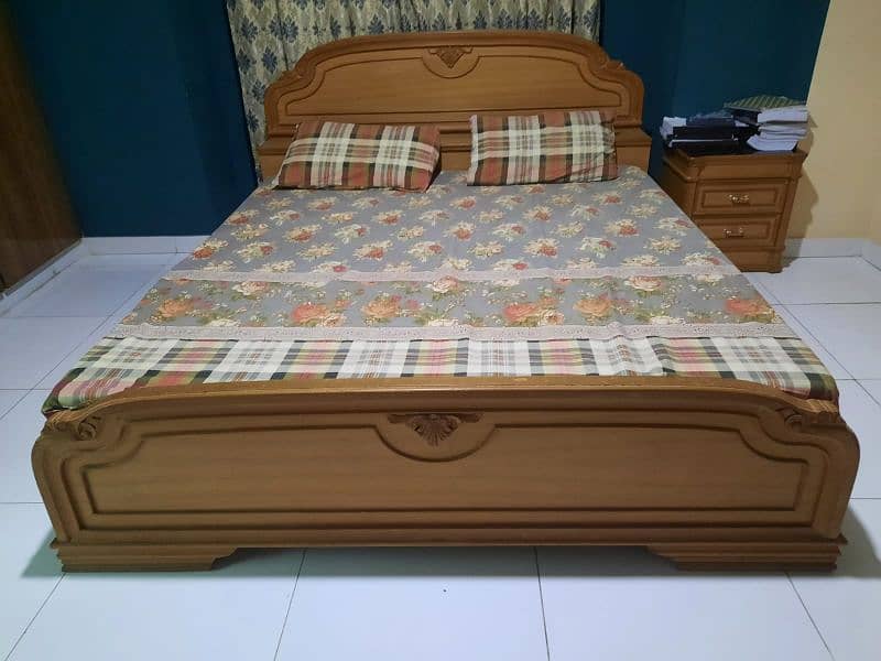 KING SIZED BED (MATTRESS INCLUDED) WITH DRESSING TABLE AND SIDE TABLES 6