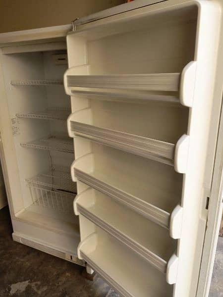 I am selling freezer out off contry usa model kelvinator good new 4