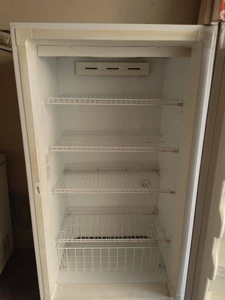 I am selling freezer out off contry usa model kelvinator good new 7