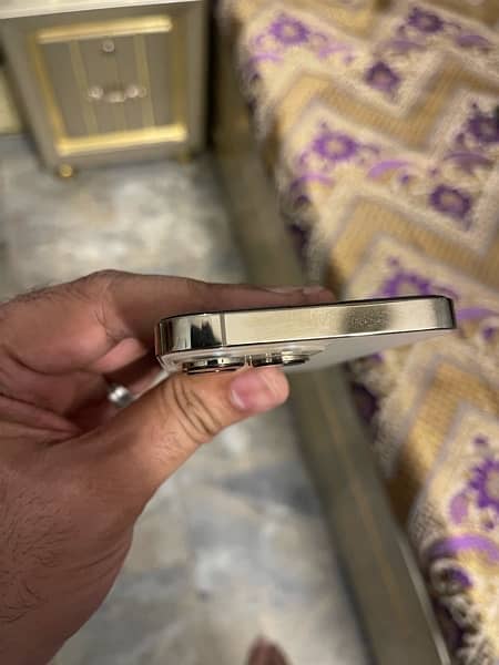 iphone 13 pro gold 128gb 10/10 condition jv not use in Pakistan 3