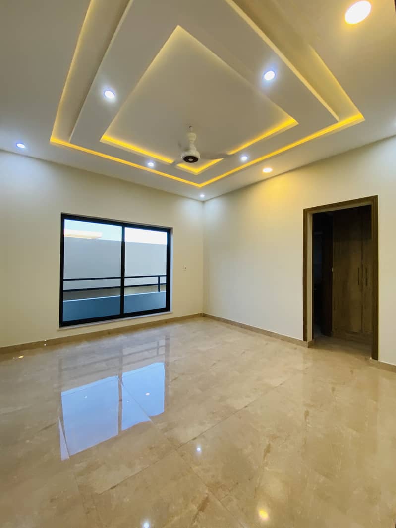 10 Marla Luxury House For Sale 21