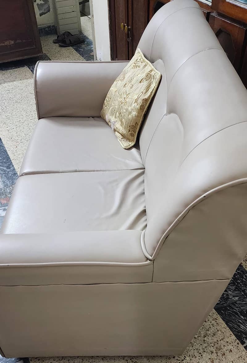 Eight seater sofa set in a very good condition. 1