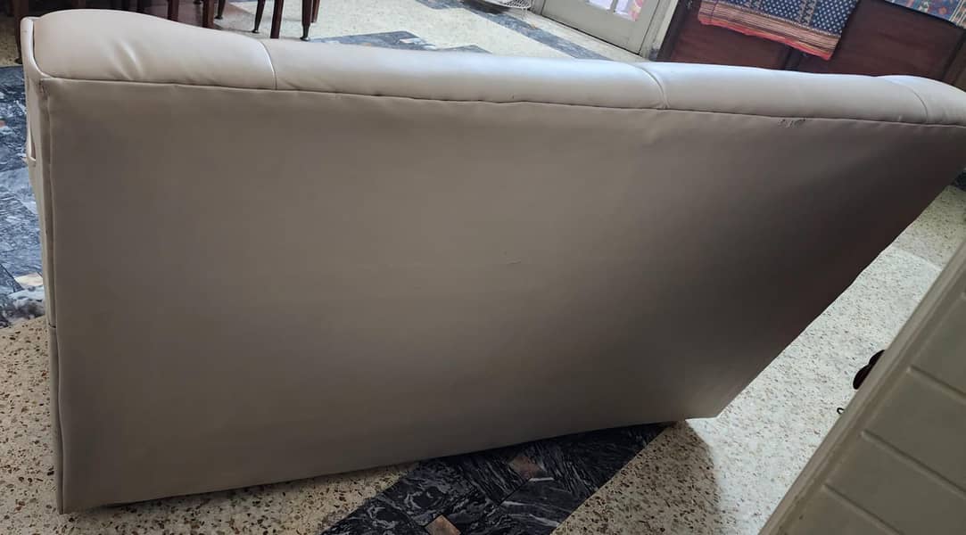 Eight seater sofa set in a very good condition. 2