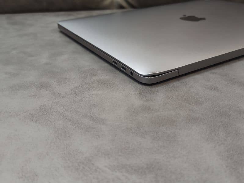 MacBook Pro 2019 | i5 16GB / 256GB / 45 cycle count 4