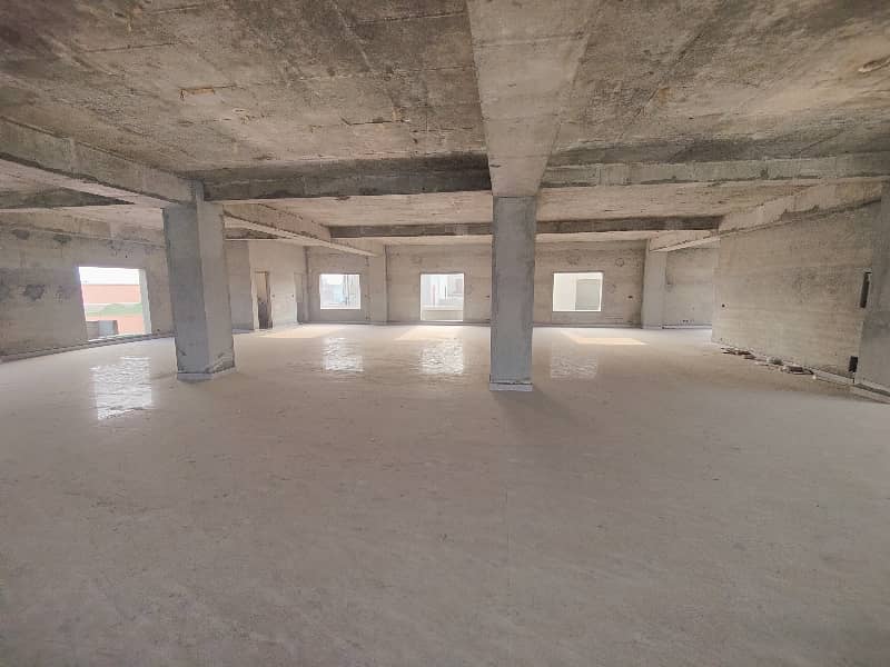 FULL INDEPENDENT DOUBLE COMMERCIAL BUILDING FOR RENT WITH STRAIGHT HALLS 8