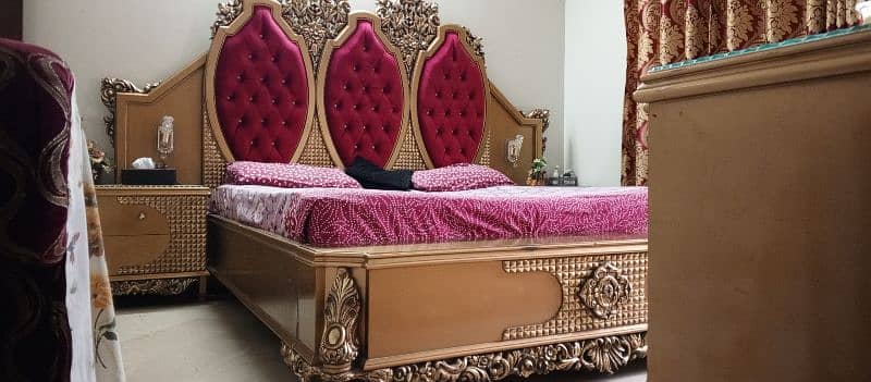 royal bed with side tables and dressing table 4