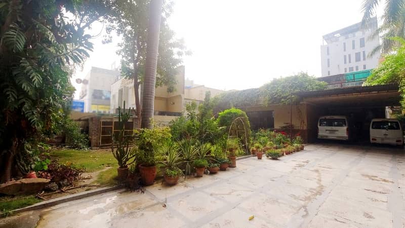 Main Double Road Building For Sale In Gulberg 3 - Block C2 3