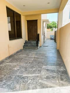 Slightly Used SEPARATE 01 Kanal Upper Portion in DHA6 on RENT