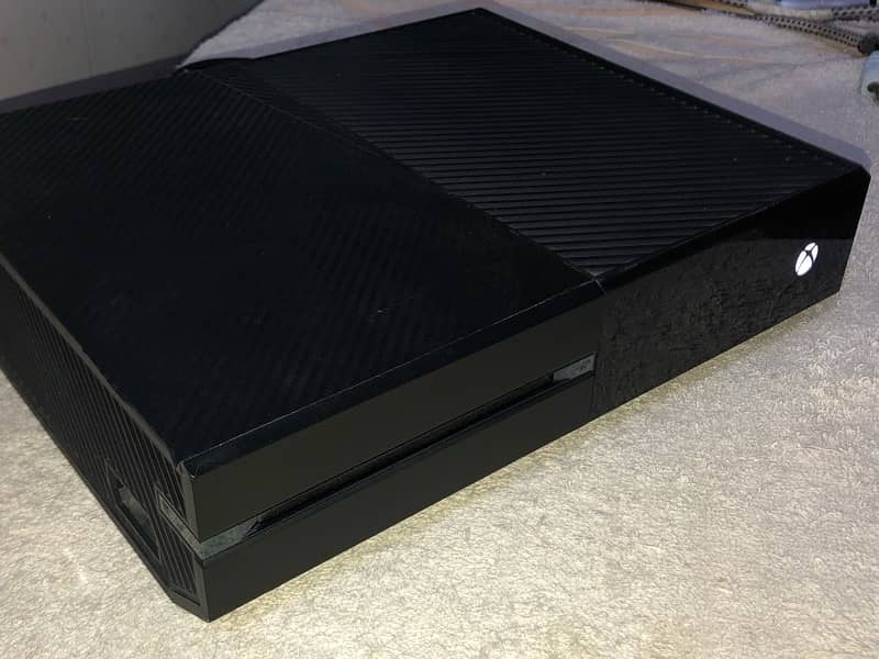 Xbox one 1Tb Elite with one controller 12