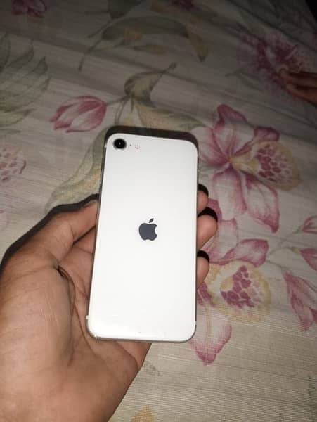 iPhone SE White 1
