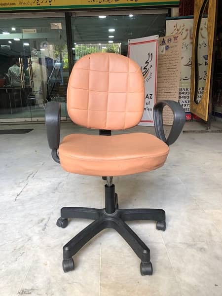 Per Chair 5000. Complete Set of Office Chairs and table. 1