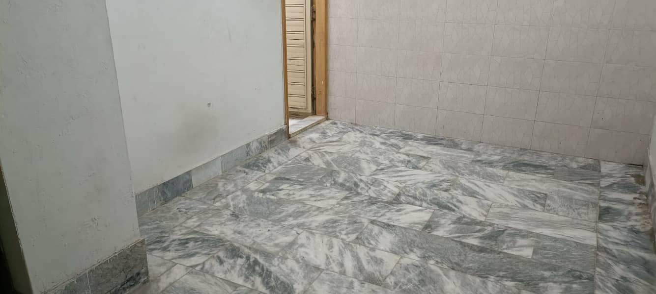 Room Spread Over 100 Square Feet In Sunehri Masjid Road Available 5