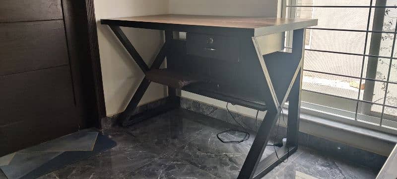 10/10 computer table new style (slightly used) 1