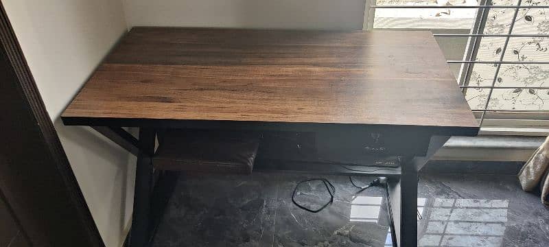 10/10 computer table new style (slightly used) 3
