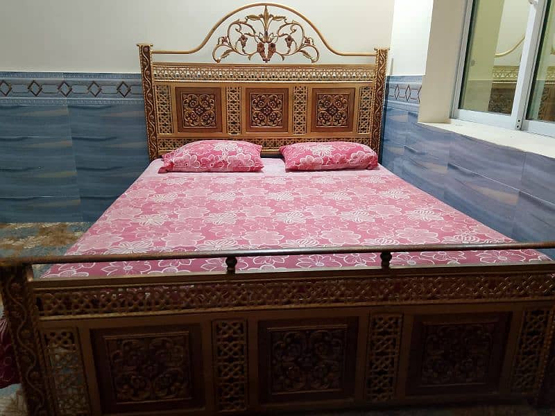 Bed 
Mattress 
2 side tables 
Dressing table 
In excellent condition 2