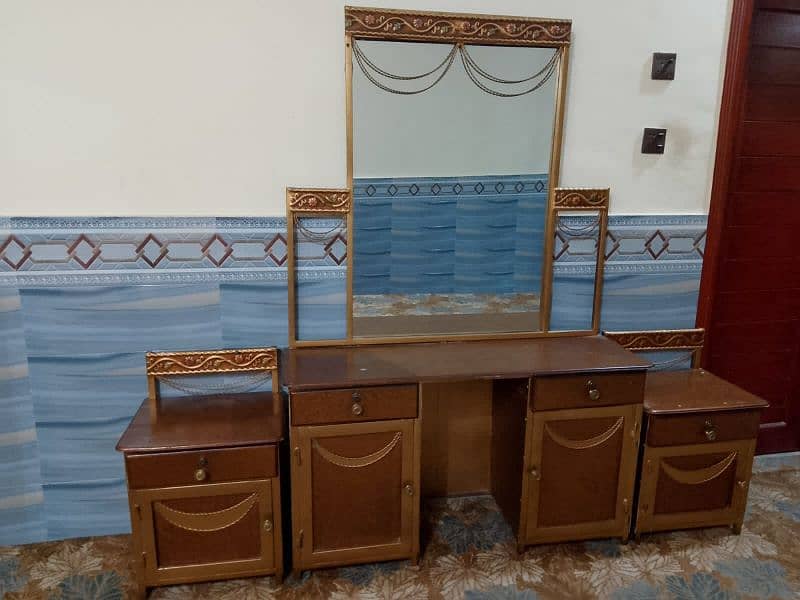 Bed 
Mattress 
2 side tables 
Dressing table 
In excellent condition 10