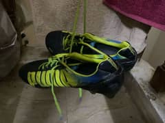 8 number football shoes