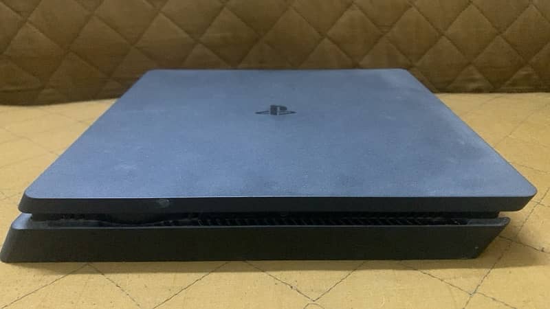 Playstation 4 slim 1 TB with two Games and two controllers 2