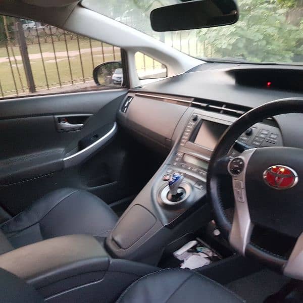 Toyota Prius 2010 Like New for sale in lahore 9