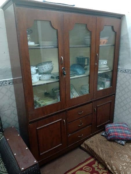 showcase in very good condition 1