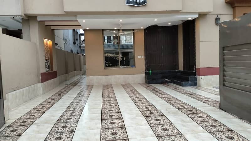 Bahria Town - Sector E House Sized 10 Marla For Rent 4