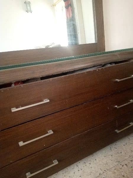 dressing table in good condition 2