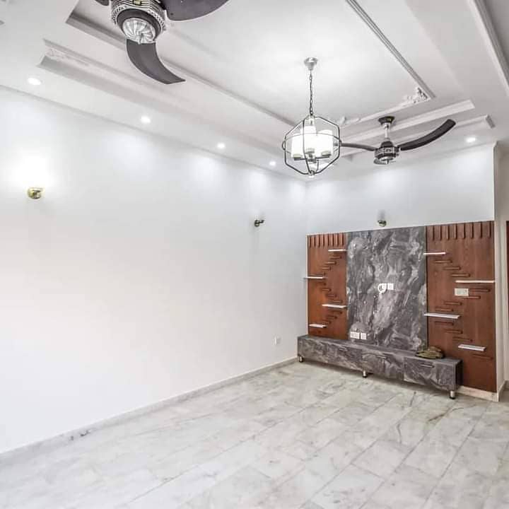 1 KANAL HOUSE IS AVAILABLE FOR RENT IN GULBERG 3 6