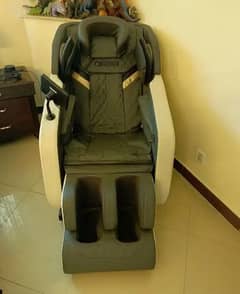 JC BUCKMAN IndulgeUs Full Body Massage Chair (Beige)
