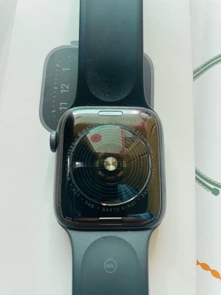 Apple Watch SE 44mm Cellular + GPS 2020 with Black Sport Band 8