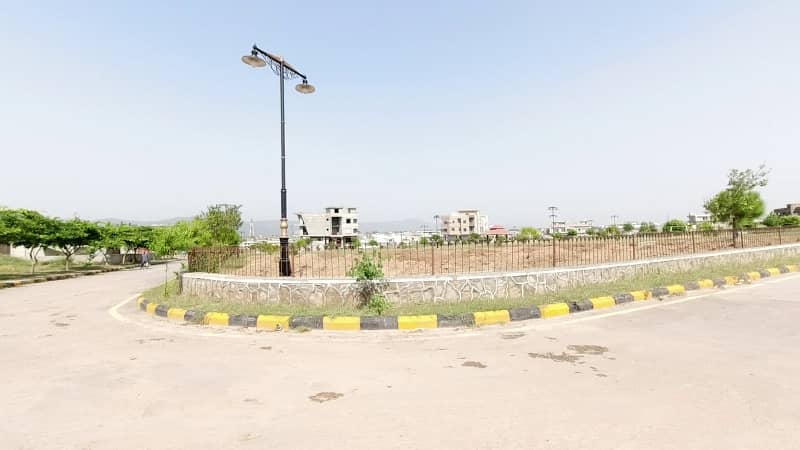 Get A 4500 Square Feet Residential Plot For sale In E-17/3 9