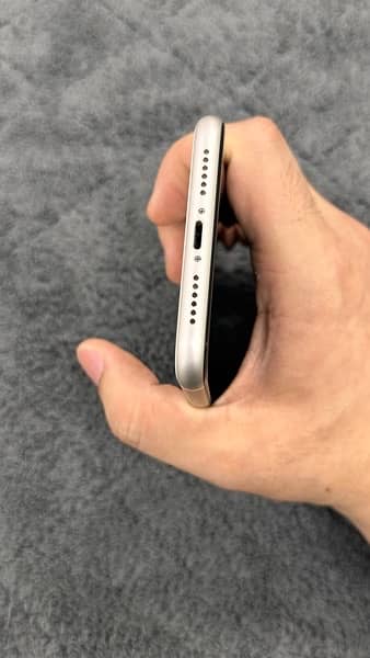 iPhone 11 64gb white with box 3