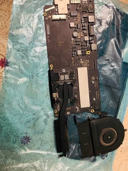 MacBook pro motherboard and bettery 0