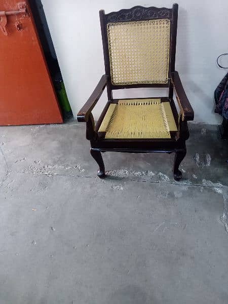 4 wooden Chairs with cushion for sell 2