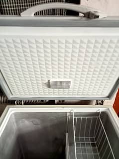 Dowlance single door deep freezer in good condition. 03185651253.