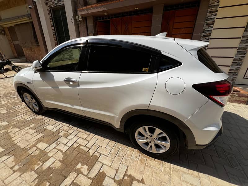 Honda Vezel Hybrid X Model (2015) Automatic 9