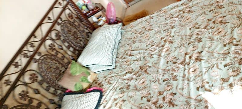 queen bed without metres strong bed VIP condition for sale 1