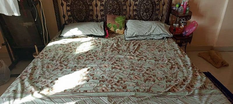 queen bed without metres strong bed VIP condition for sale 2