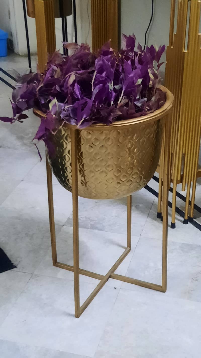 Gold plant pot with stand 1