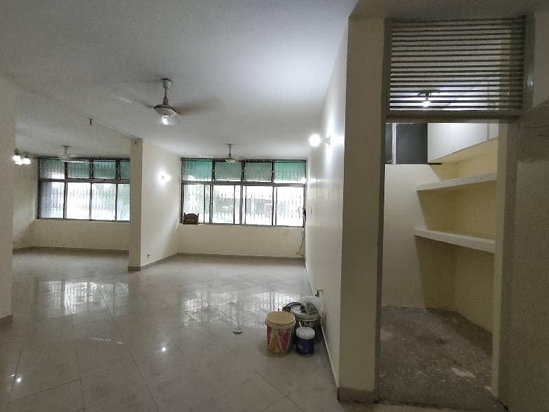 10-Marla 03-Bed Flat Available For Rent in Askari 1 Lahore. 3
