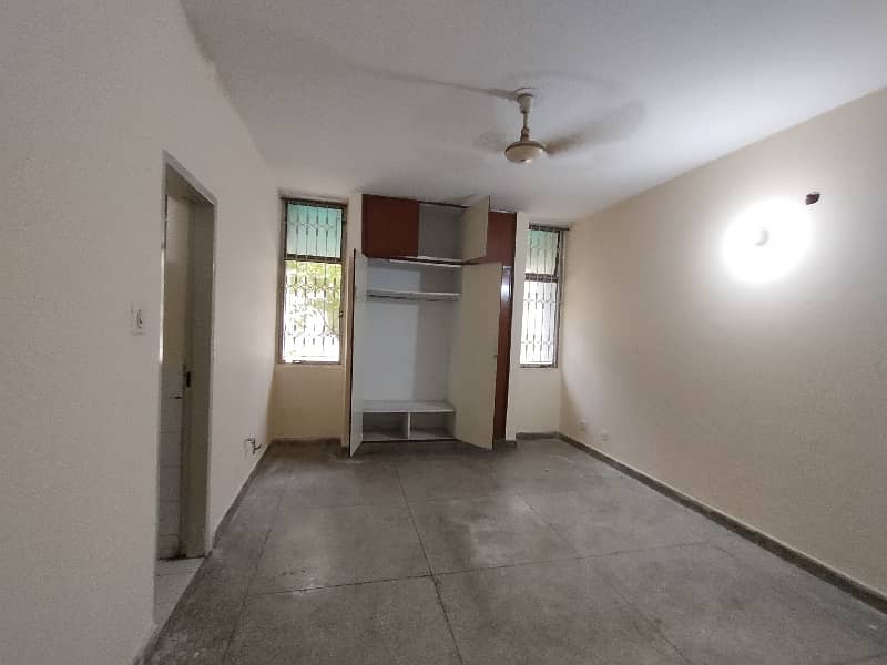 10-Marla 03-Bed Flat Available For Rent in Askari 1 Lahore. 4