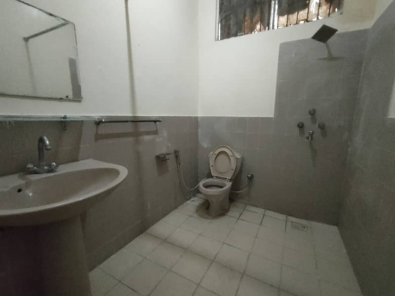 10-Marla 03-Bed Flat Available For Rent in Askari 1 Lahore. 5