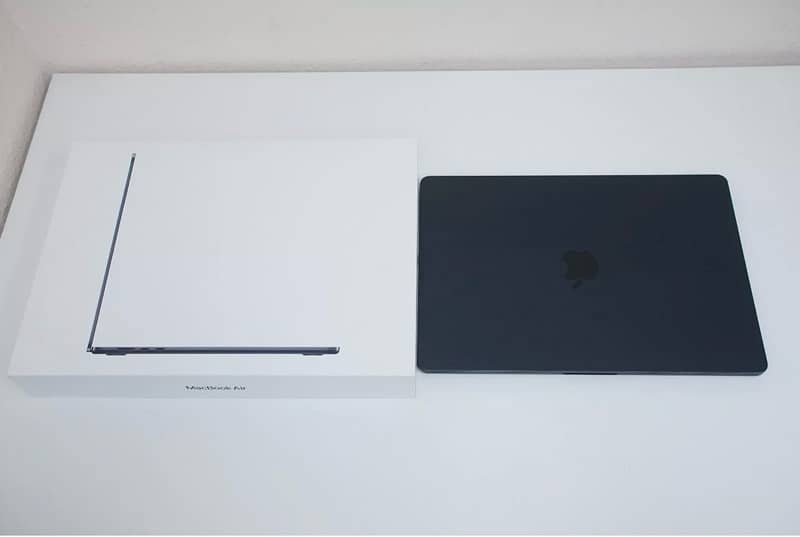 Apple MacBook Air 2024 15 Inch Apple M3 512GB SSD 16GB RAM 10C GPU 3