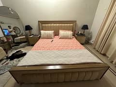 Selling complete king size bed set. Only 3 momths used.