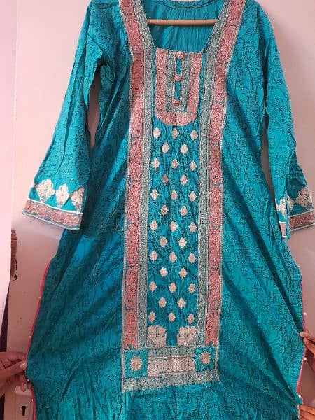 Embroided Cotton 3pc suit with chiffon dupatta 4