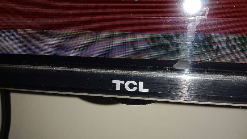 TCL 32"  Smart LCD 2