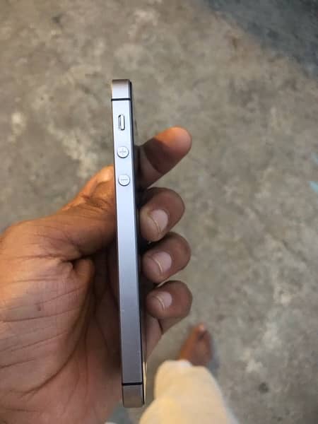 Iphone 5SE 10/10condition water pack non pta only sale 3