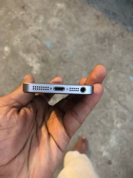 Iphone 5SE 10/10condition water pack non pta only sale 4