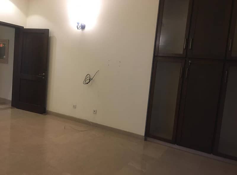 1 Kanal Full House For Rent In DHA Phase 4 100% Original Picture 7