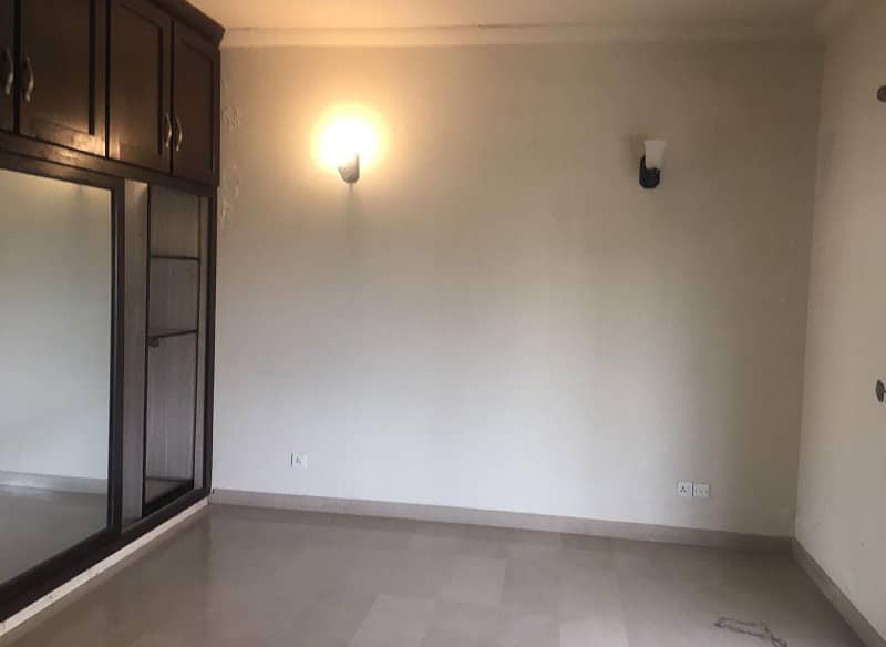 1 Kanal Full House For Rent In DHA Phase 4 100% Original Picture 14