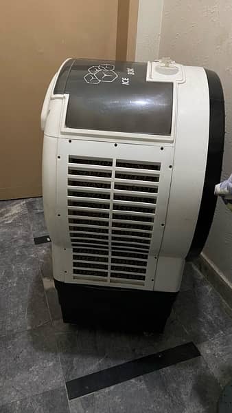 Aircooler with ice packs slightly used 1